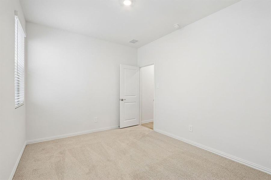 Spacious, unfurnished interior of a new home in Oak Ridge Park, Corinth (Image 29).