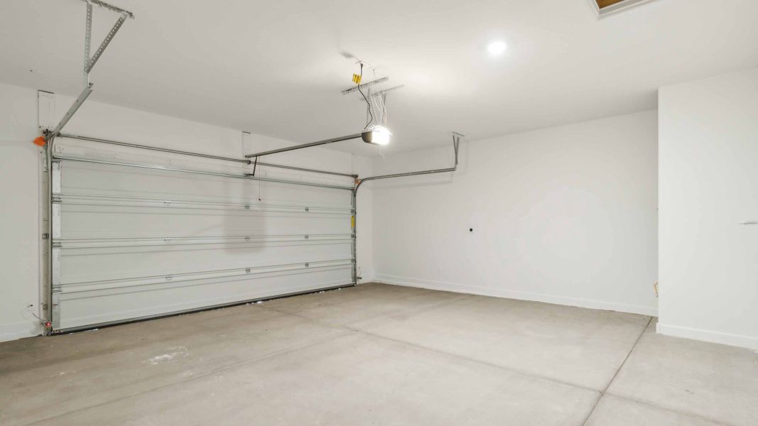 Spacious, unfurnished interior of a new home in Quail Ranch, San Tan Valley (Image 27).