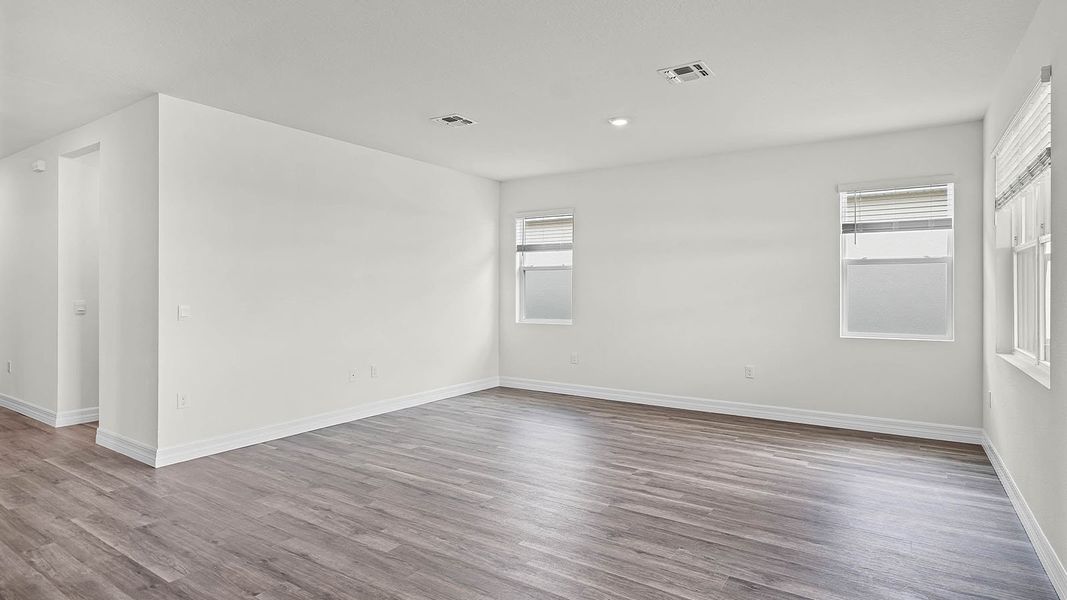 Spacious, unfurnished interior of a new home in Harmony on Lake Eloise, Winter Haven (Image 10).