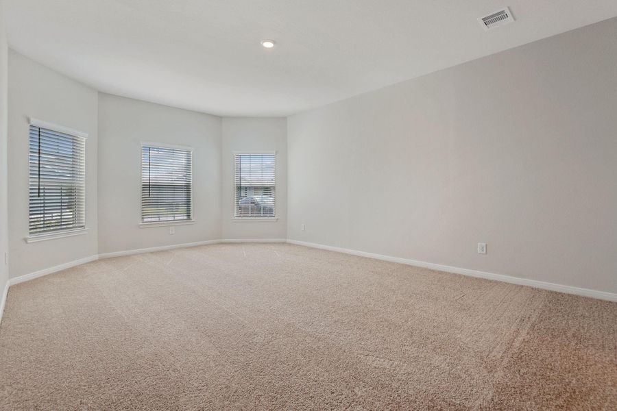 Spacious, unfurnished interior of a new home in Pinewood Trails, Cleveland (Image 10).