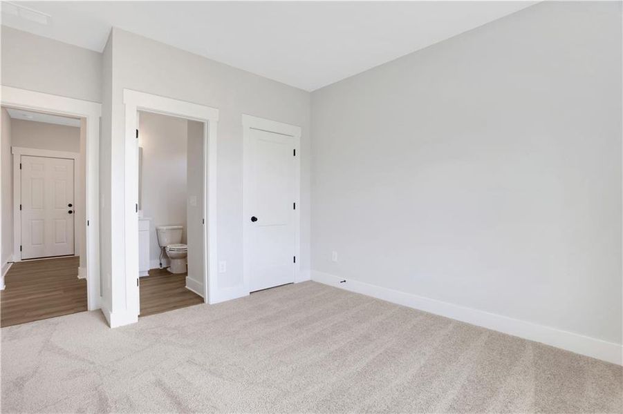 Spacious, unfurnished interior of a new home in Cambridge, Flowery Branch (Image 17).