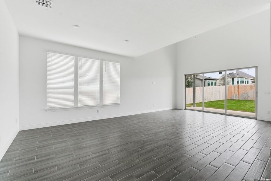 Spacious, unfurnished interior of a new home in Davis Ranch, San Antonio (Image 18).