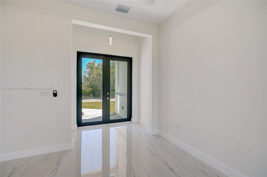 Spacious, unfurnished interior of a new home in , Lehigh Acres (Image 18).