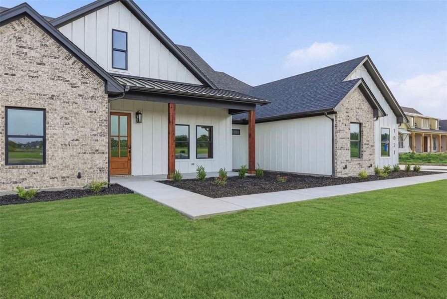 Exterior details and patio area of a home in , Weatherford (Image 4).