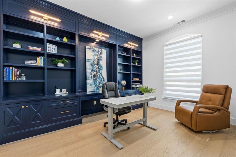 Furnished interior view inside a new home in Star Trail, Prosper (Image 18).