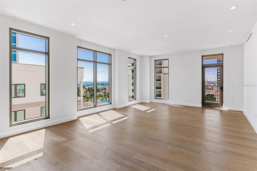 Spacious, unfurnished interior of a new home in , St. Petersburg (Image 41).