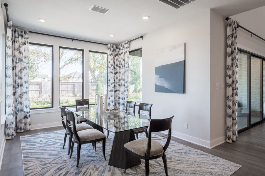 Representative furnished interior of a home built from the Verona by Tri Pointe Homes in Sienna 80′, Missouri City (Image 18).