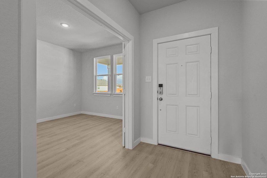 Spacious, unfurnished interior of a new home in Cinco Lakes, San Antonio (Image 20).