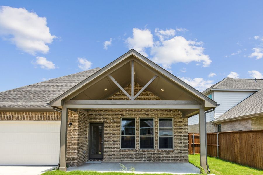 Exterior details and patio area of a home in Dove Hollow, Waxahachie (Image 19).