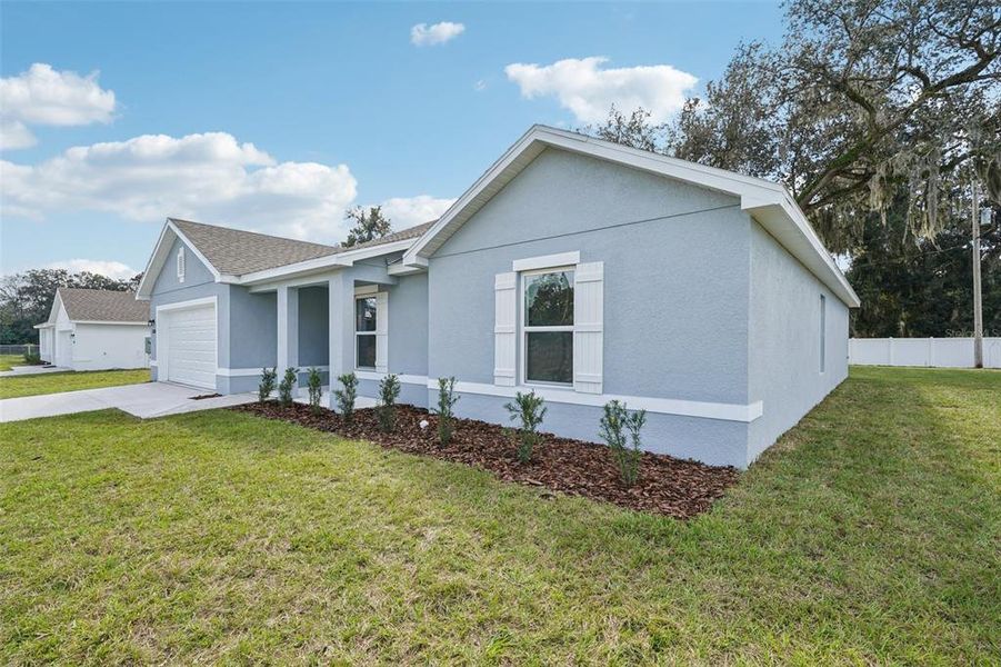 Exterior details and patio area of a home in Sable Run, Ocala (Image 16).