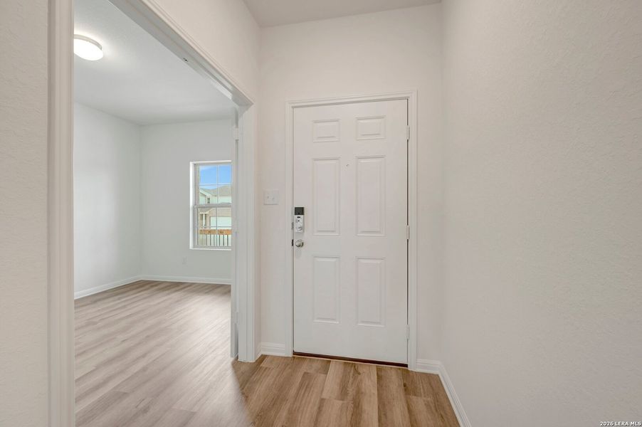 Spacious, unfurnished interior of a new home in Mesquite Ridge, San Antonio (Image 19).