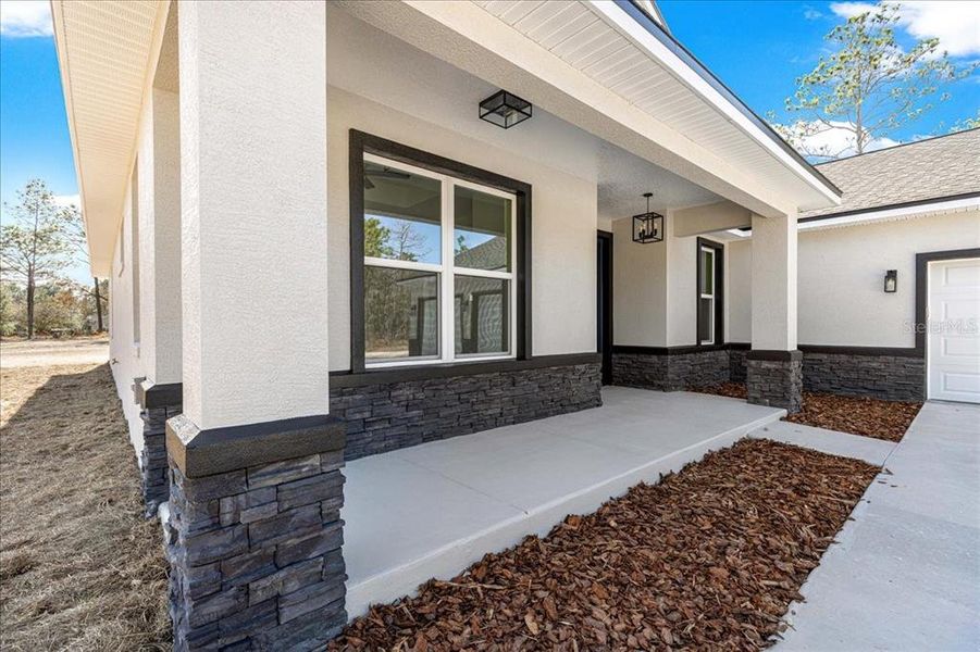 Exterior details and patio area of a home in , Dunnellon (Image 3).