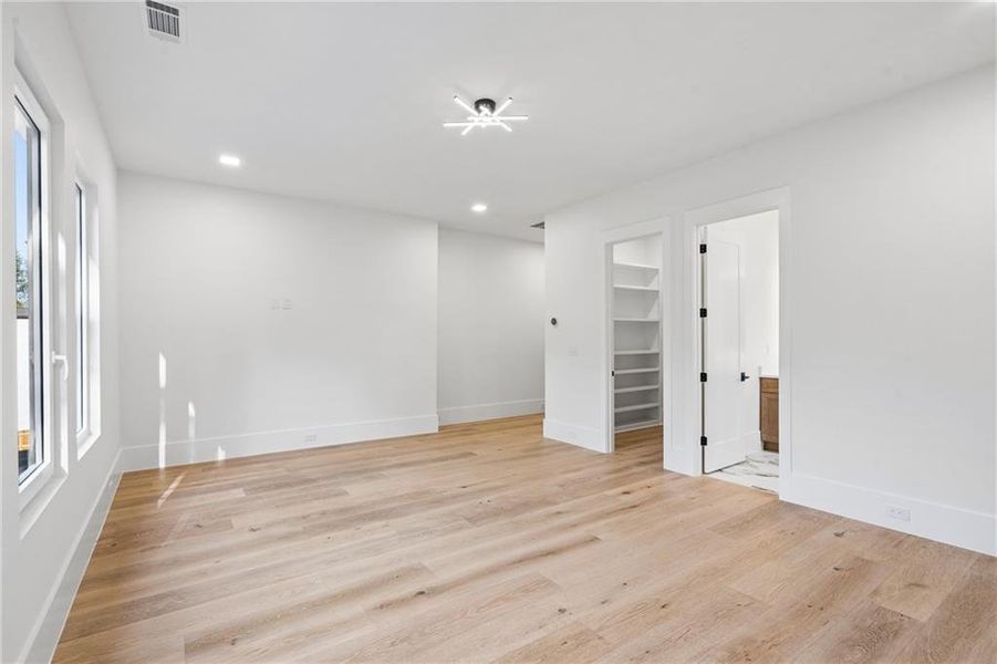 Spacious, unfurnished interior of a new home in , Auburn (Image 27).