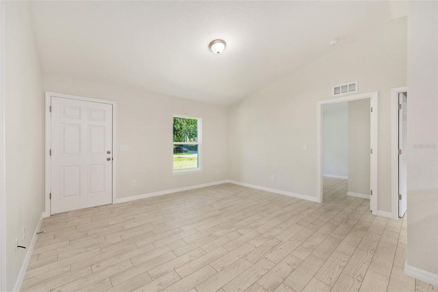 Spacious, unfurnished interior of a new home in , Ocala (Image 14).