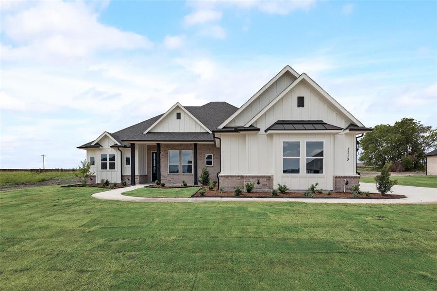 View of front of home featuring a front yard