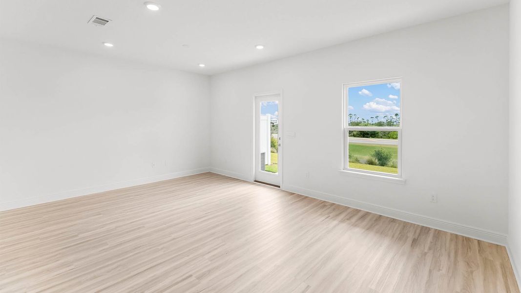 Spacious, unfurnished interior of a new home in Chateau Nemours, Port Saint Joe (Image 15).
