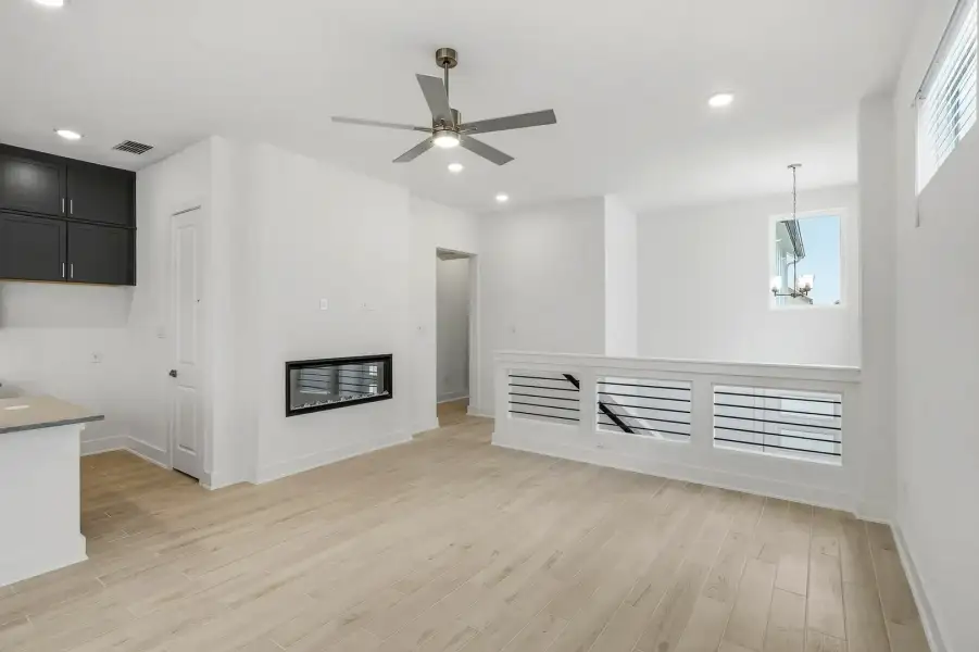 Spacious, unfurnished interior of a new home in Rose Hill, San Antonio (Image 21).
