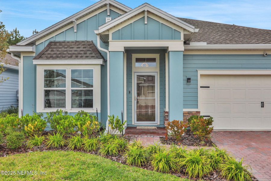 Exterior details and patio area of a home in , Yulee (Image 1).