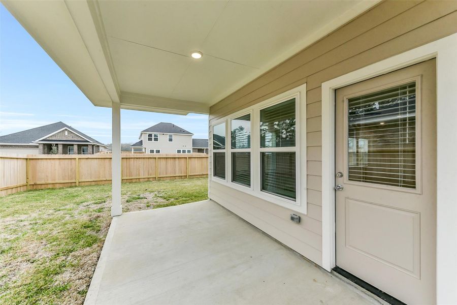 Exterior details and patio area of a home in King Oaks Village, Baytown (Image 3).