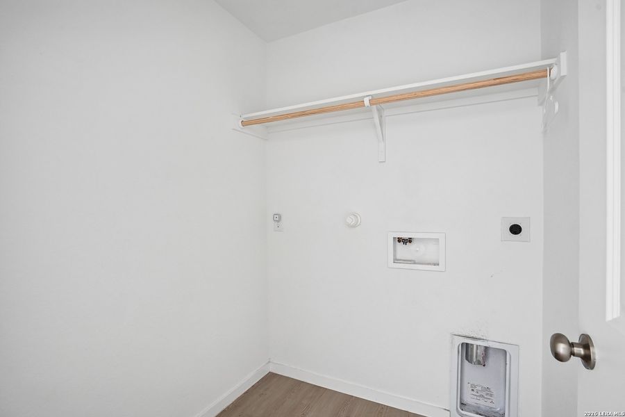 Spacious, unfurnished interior of a new home in Steelwood Trails, New Braunfels (Image 23).