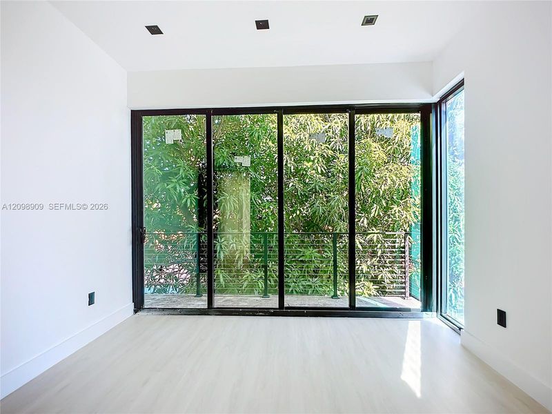 Spacious, unfurnished interior of a new home in , Miami (Image 11).