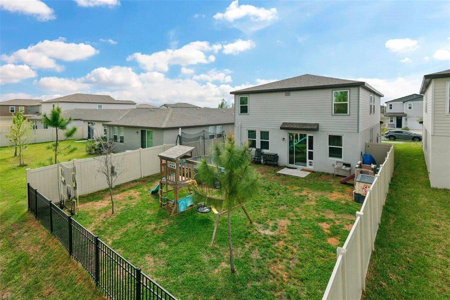 Exterior details and patio area of a home in , Plant City (Image 3).