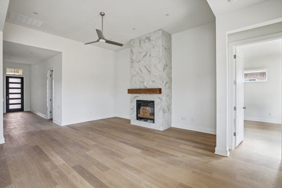 Spacious, unfurnished interior of a new home in Persimmon, Buda (Image 10).