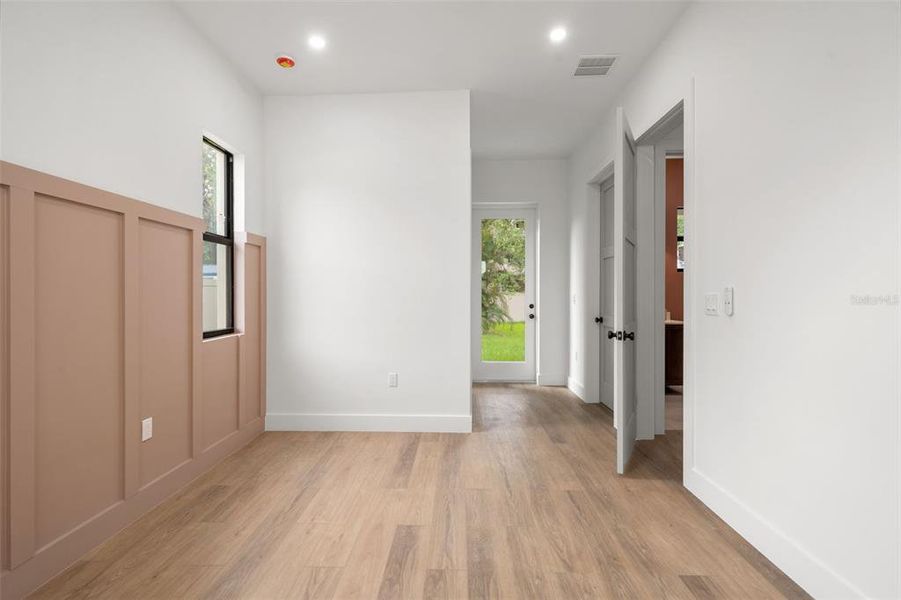 Spacious, unfurnished interior of a new home in , Tampa (Image 26).