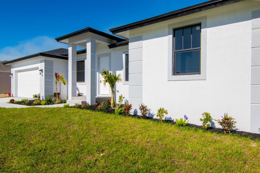 Exterior details and patio area of a home in , Port Charlotte (Image 4).