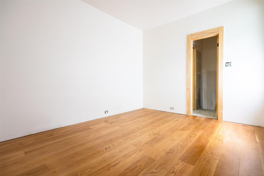 Secondary bedroom with en suite bath