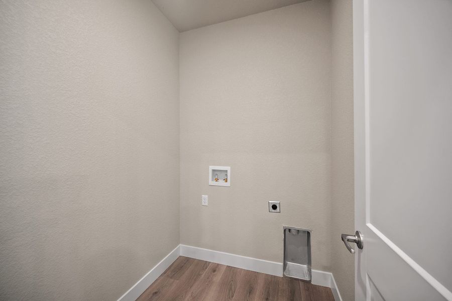 Spacious, unfurnished interior of a new home in Trails at Aspen Ridge-3, Colorado Springs (Image 17).