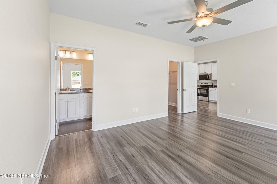 Spacious, unfurnished interior of a new home in , Jacksonville (Image 16).