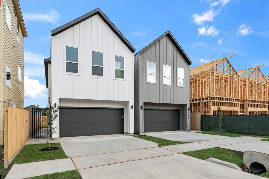 Nima Homes masterpiecetucked in the heart of Houston —minutes from the Medical Center,the University of Houston, andHermann Park. Modernarchitecture meets urbanconvenience in this thoughtfullydesigned residence built forelevated everyday living.