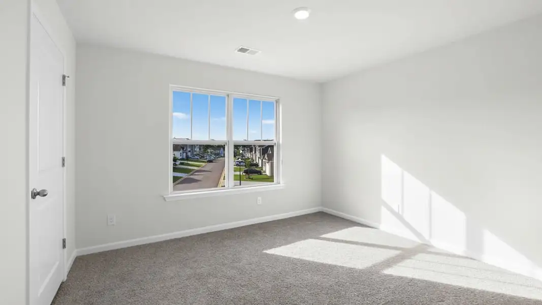 Spacious, unfurnished interior of a new home in Chestnut Ridge, Greenville (Image 27).