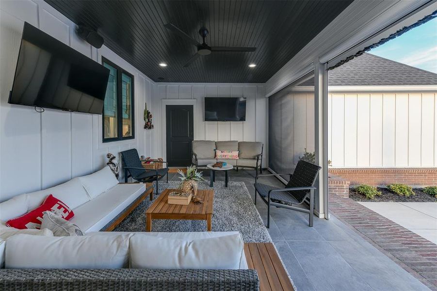 View of patio / terrace featuring ceiling fan and an outdoor hangout area