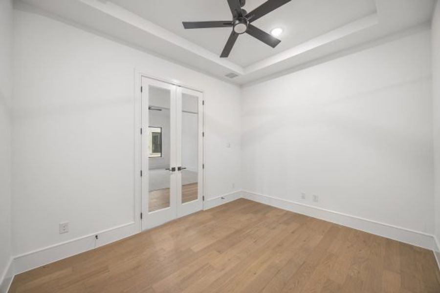 Spacious, unfurnished interior of a new home in Heath Golf and Yacht Club, Heath (Image 40).