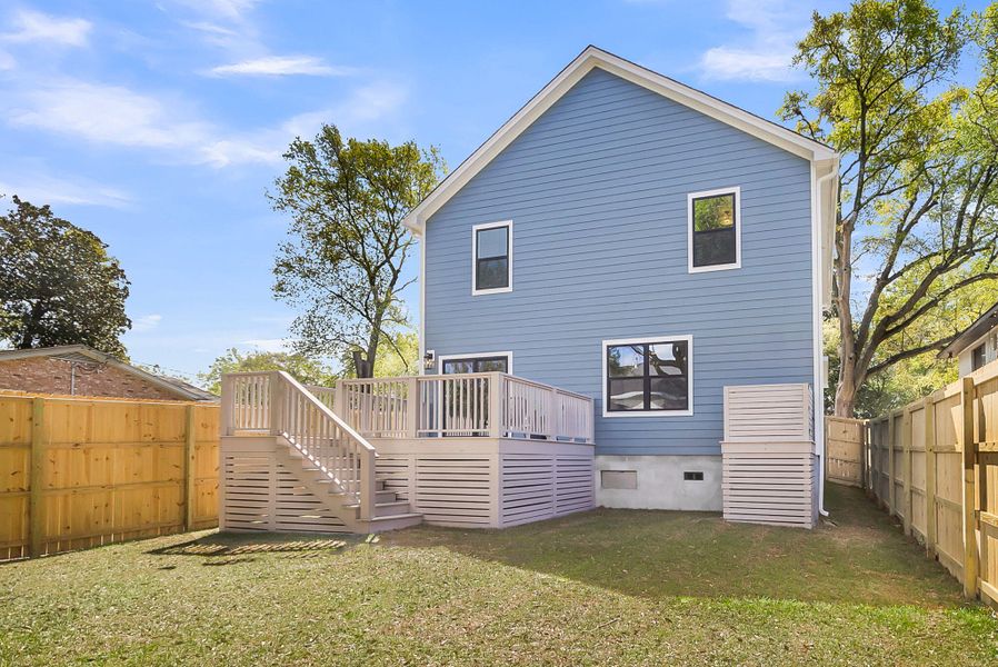 Exterior details and patio area of a home in , North Charleston (Image 4).
