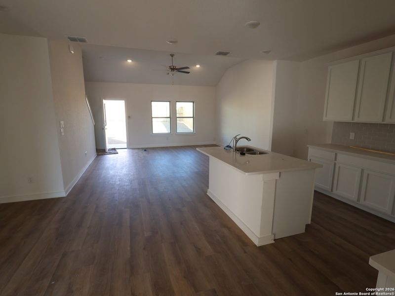 Spacious, unfurnished interior of a new home in Mesquite Ridge, San Antonio (Image 28).
