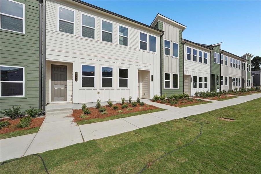 Exterior details and patio area of a home in Park Vue, Atlanta (Image 25).