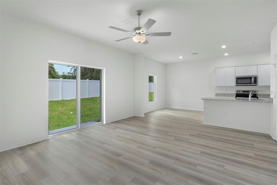 Spacious, unfurnished interior of a new home in Tula Parc, Astatula (Image 13).