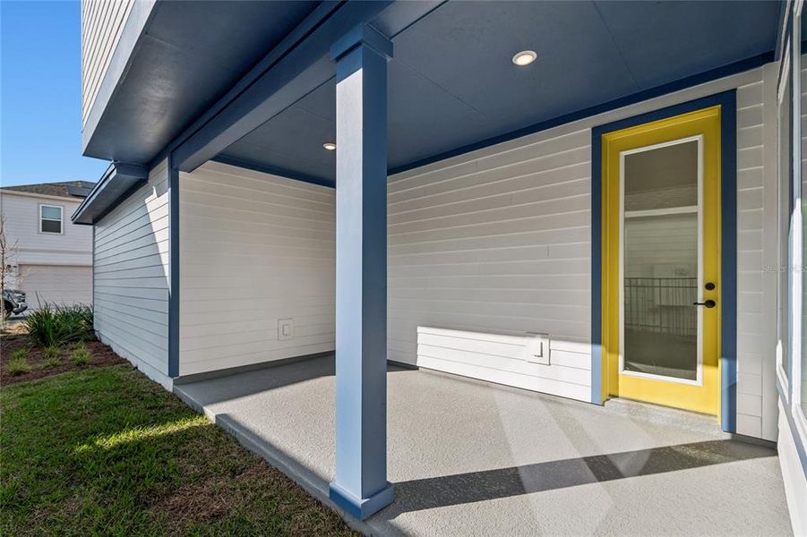 Exterior details and patio area of a home in Weslyn Park in Sunbridge 34', St. Cloud (Image 27).