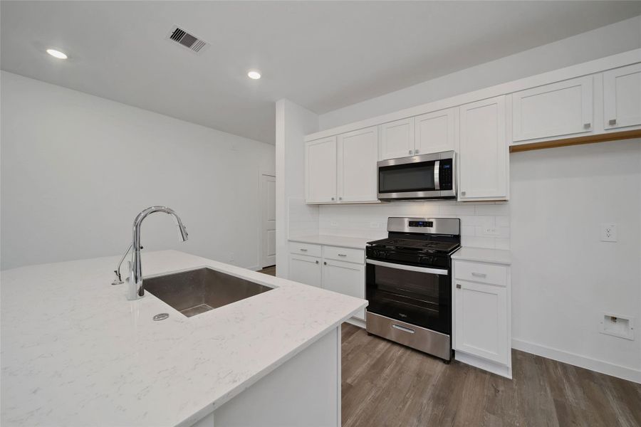 Furnished interior view inside a new home in Silverthorne, Conroe (Image 10).