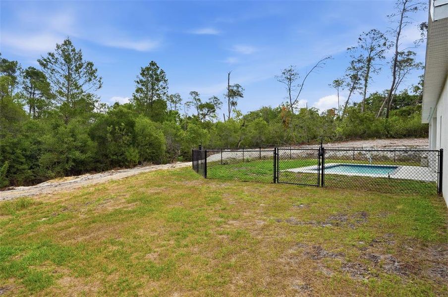 Exterior details and patio area of a home in , Weeki Wachee (Image 25).