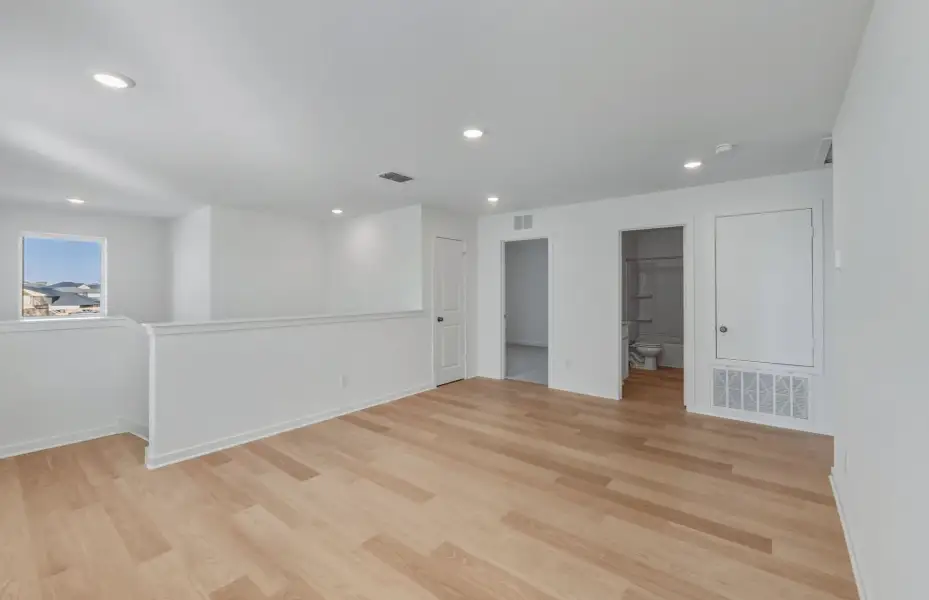 Spacious, unfurnished interior of a new home in Sunfield, Buda (Image 13).