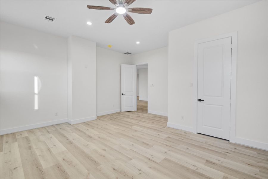 Spacious, unfurnished interior of a new home in , Houston (Image 45).