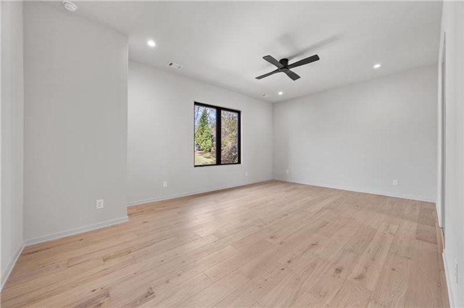 Spacious, unfurnished interior of a new home in , Sandy Springs (Image 24).