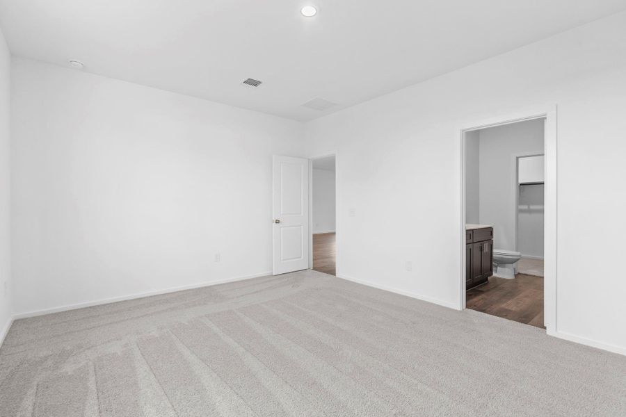 Spacious, unfurnished interior of a new home in Windcress, Baytown (Image 8).