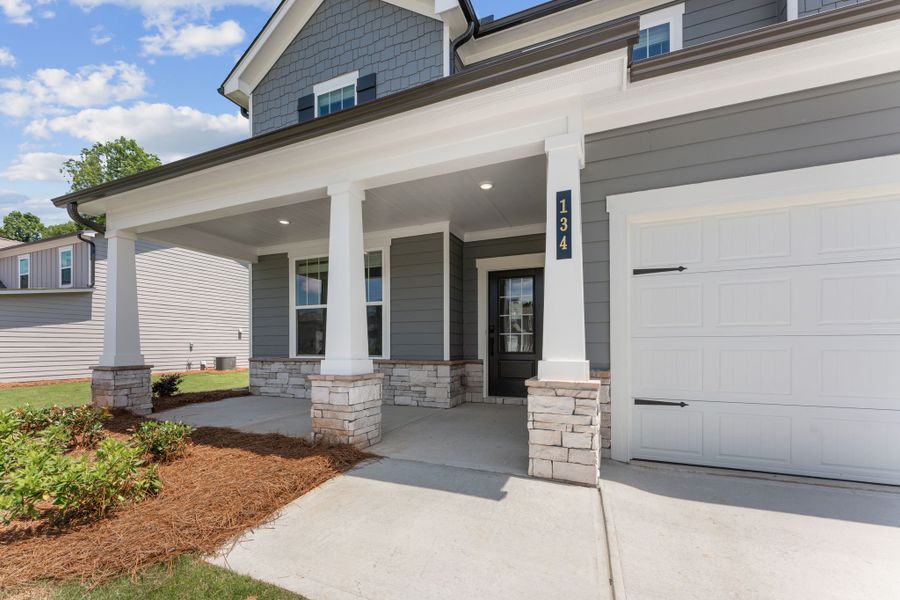 A white house with garages.