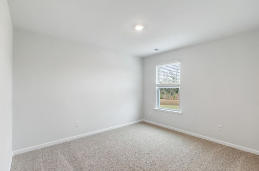 Spacious, unfurnished interior of a new home in Carolina Groves, Moncks Corner (Image 22).