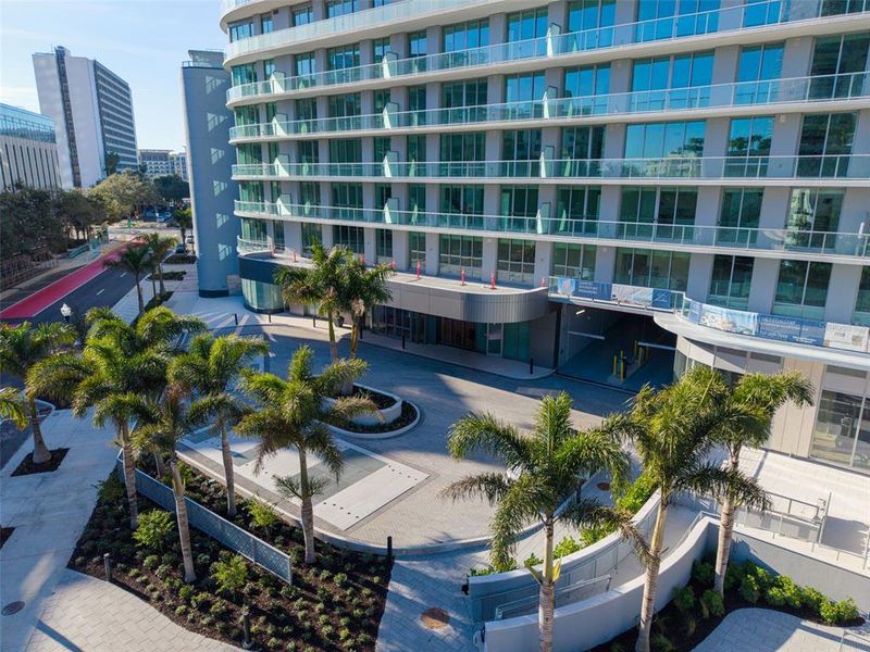 Condo located in St. Petersburg, FL showcasing its design and architecture (Image 49).